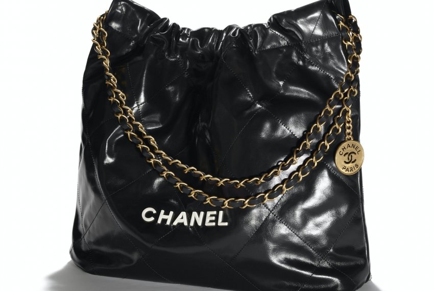 1642186518-chanel_the-chanel-22-bag-in-black-shiny-leather-and-metal-as3261-b08038-94305-hd-1-scaled